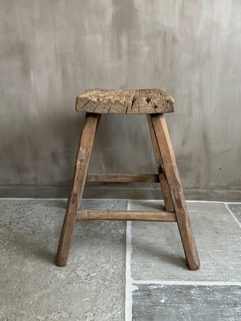 Oude houten kruk E