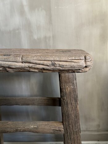 Oude houten kruk F