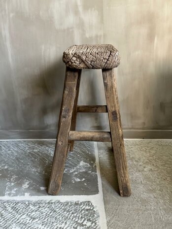 Oude houten kruk F
