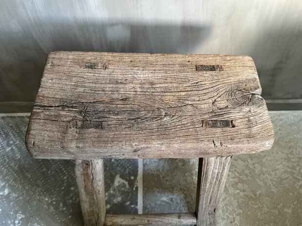 Oude houten kruk G