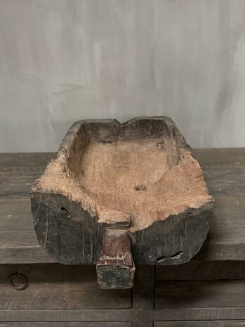 Oude geleefde houten bak met handvat