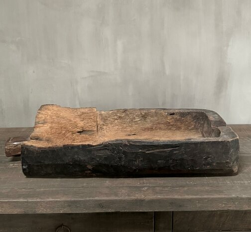 Oude geleefde houten bak met handvat