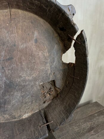 Oude houten schaal op standaard B