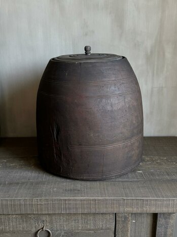 Oude houten pot met deksel Be-Uniq