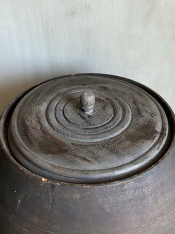 Oude houten pot met deksel Be-Uniq