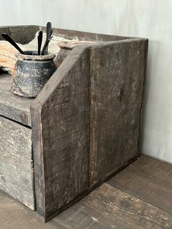 Old Farm box met lade Aura Peeperkorn 