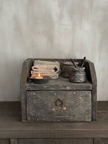 Old Farm box met lade Aura Peeperkorn 
