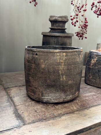 Nepalese pot L1