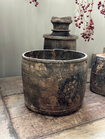 Nepalese pot L1