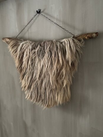 Schapenvacht aan stok|  Vacht wandhanger aan stok beige