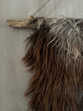 Schapenvacht aan stok|  Vacht wandhanger aan stok bruin