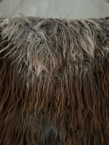 Schapenvacht aan stok|  Vacht wandhanger aan stok bruin