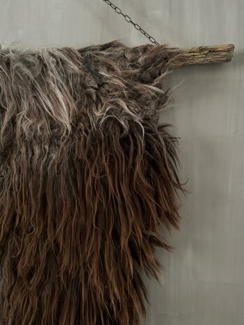 Schapenvacht aan stok|  Vacht wandhanger aan stok bruin