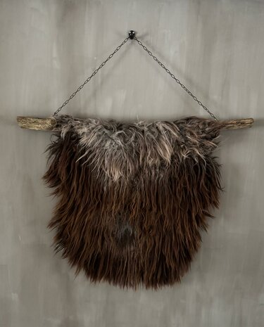 Schapenvacht aan stok|  Vacht wandhanger aan stok bruin