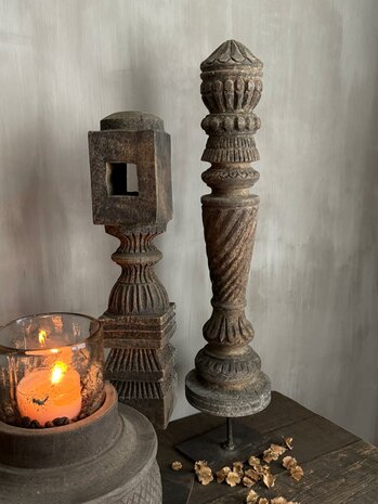 Ornament Ratna op standaard (linker)