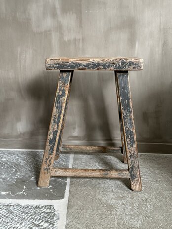 Oude houten kruk B1