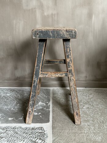 Oude houten kruk B1