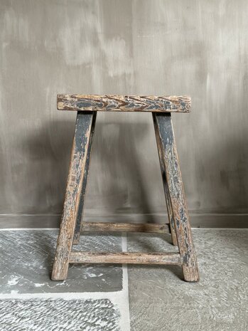 Oude houten kruk B1