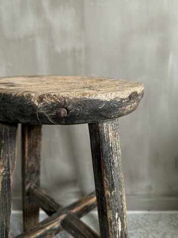 Oude houten kruk rond H