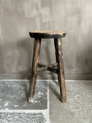 Oude houten kruk rond H