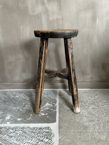 Oude houten kruk rond H