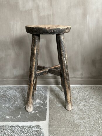 Oude houten kruk rond H