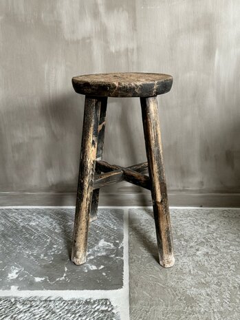Oude houten kruk rond H