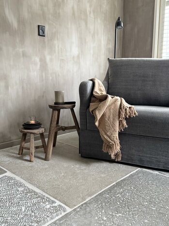 Oud houten krukje klein | vensterbank krukje 