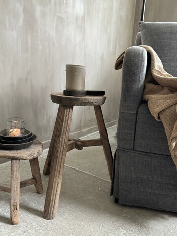 Oude houten kruk rond K