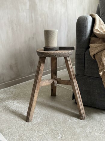 Oude houten kruk rond K