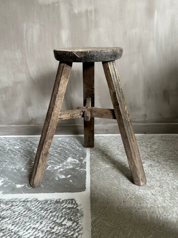 Oude houten kruk rond K