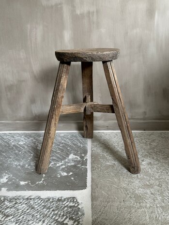 Oude houten kruk rond K