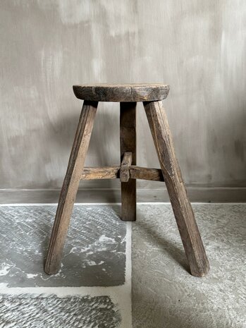 Oude houten kruk rond K