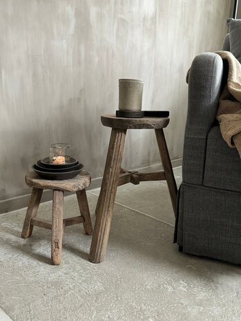 Oude houten kruk rond K