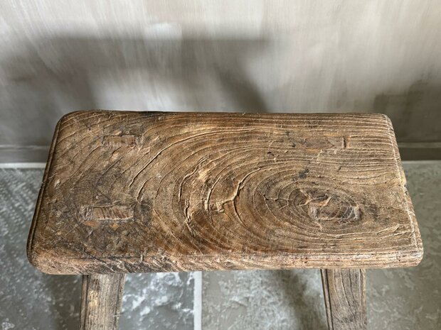 Oude houten kruk B2