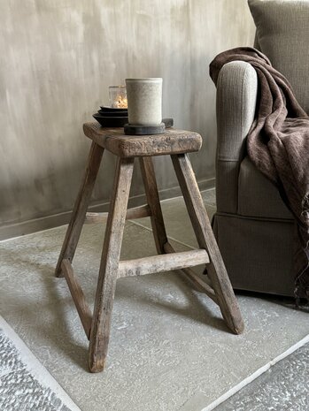 Oude houten kruk B2