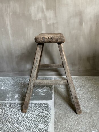 Oude houten kruk B2