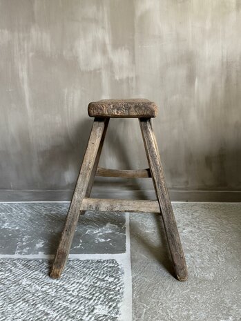 Oude houten kruk B2