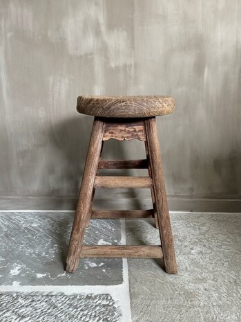 Oude houten kruk rond L