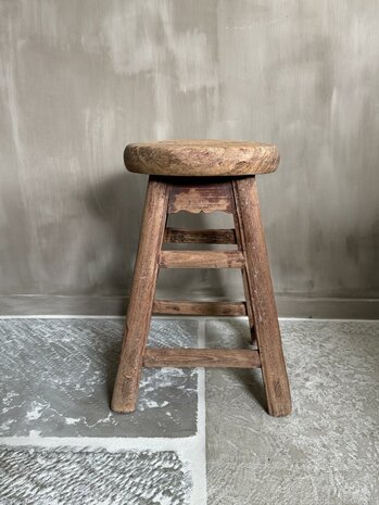 Oude houten kruk rond L