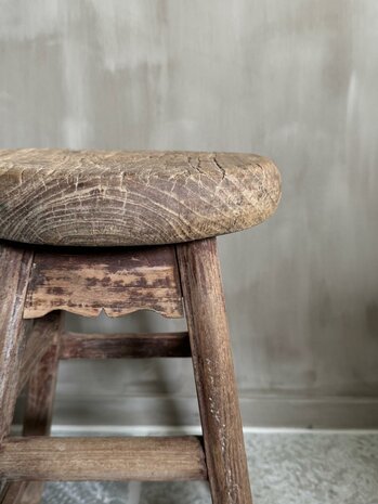 Oude houten kruk rond L