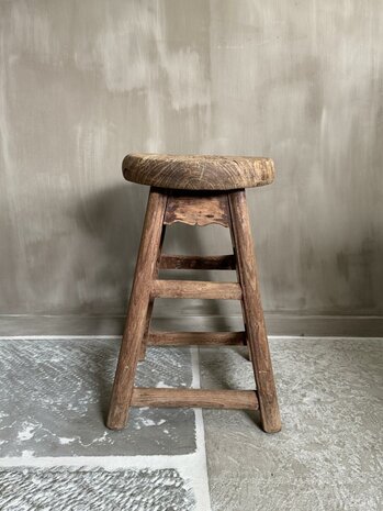 Oude houten kruk rond L