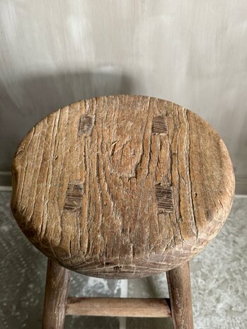 Oude houten kruk rond L