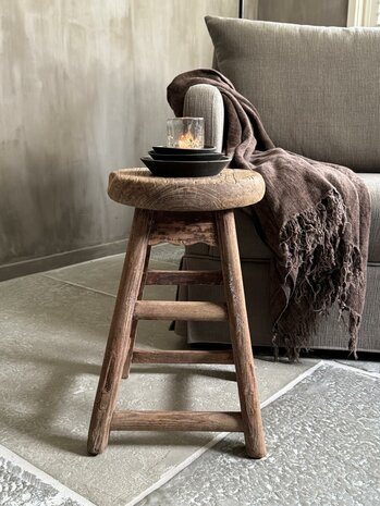 Oude houten kruk rond L