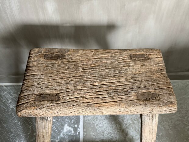Oude houten kruk B3