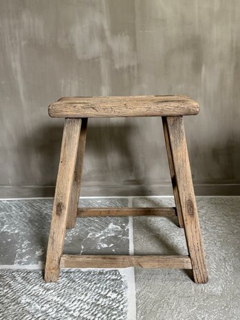 Oude houten kruk B3
