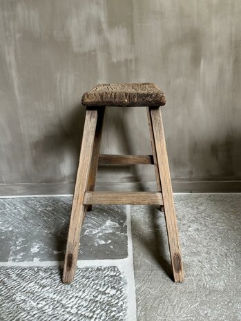 Oude houten kruk B3