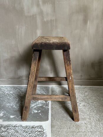 Oude houten kruk B4
