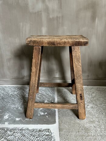 Oude houten kruk B4