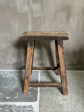 Oude houten kruk B4